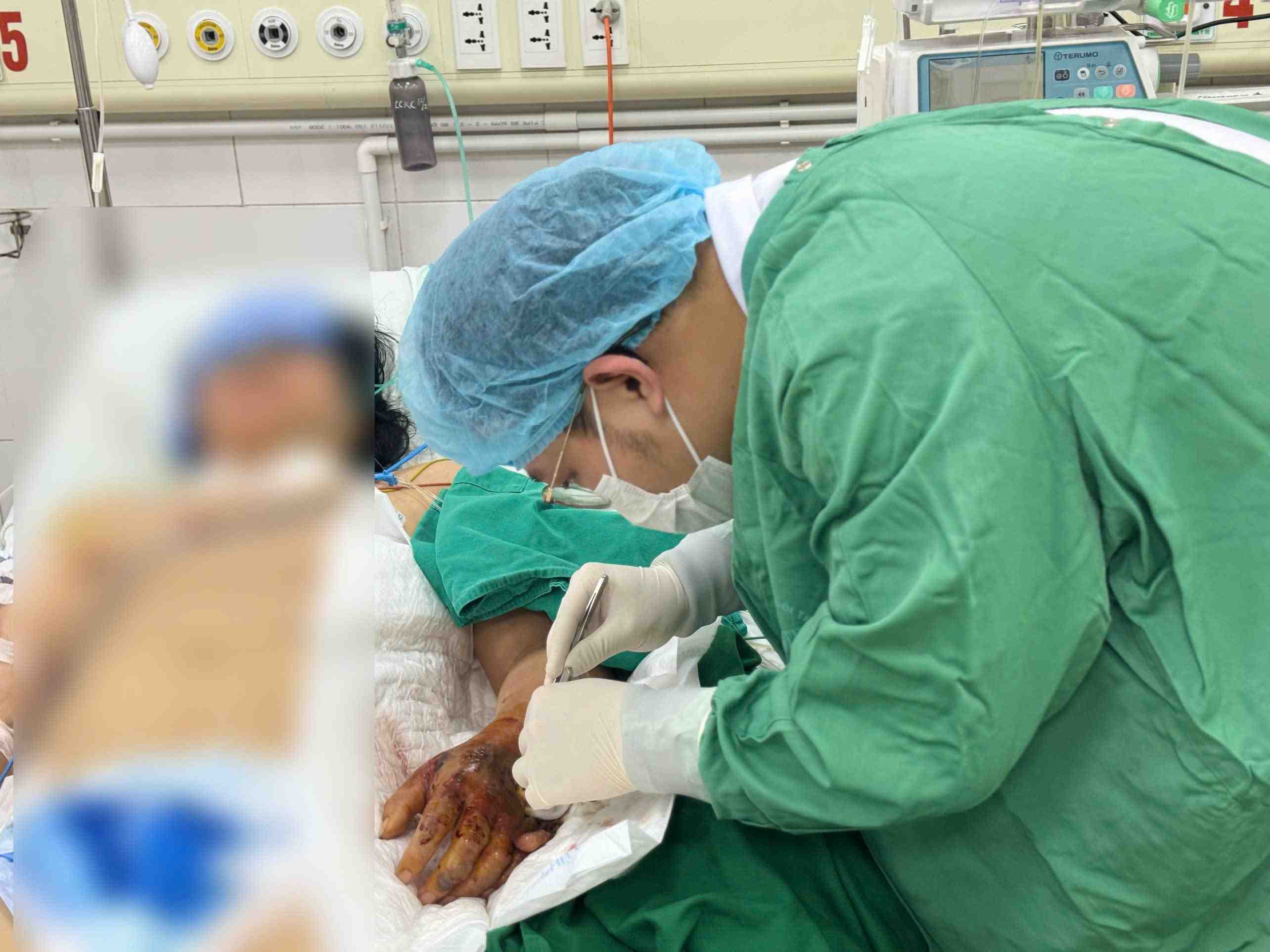 Small injection mark causes the woman to have an infectious shock. Photo: Thanh Dang