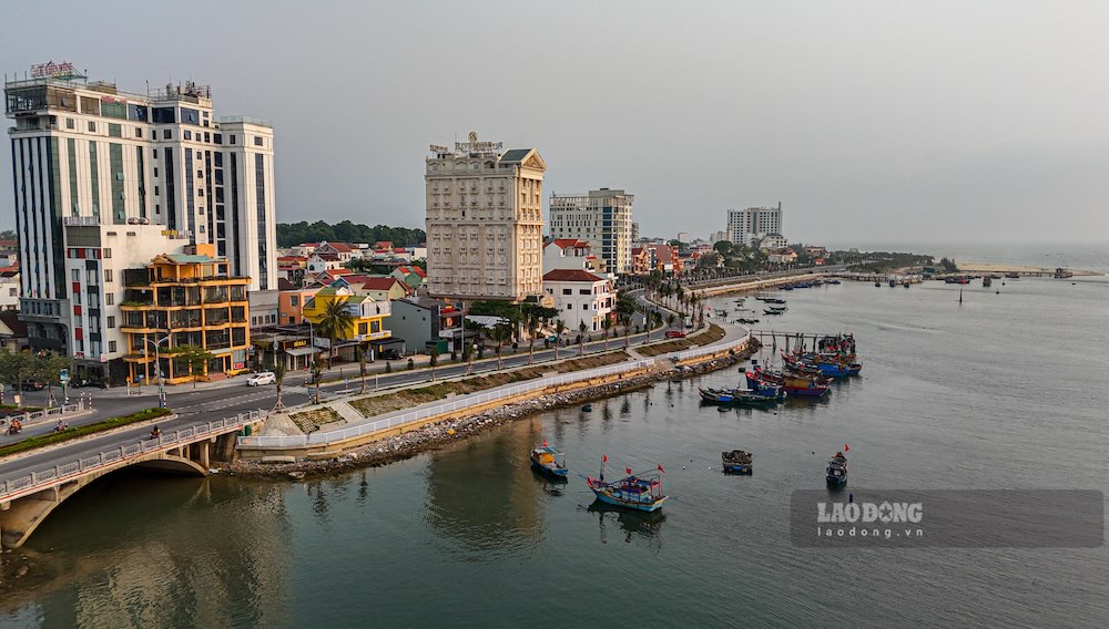 Many waste have appeared on the banks of the Nhat Le River in recent days. Photo: Nguyen Luan