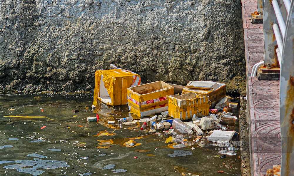 Rác ùn ứ tại khu vực neo tàu thuyền. Ảnh: Nguyễn Luân