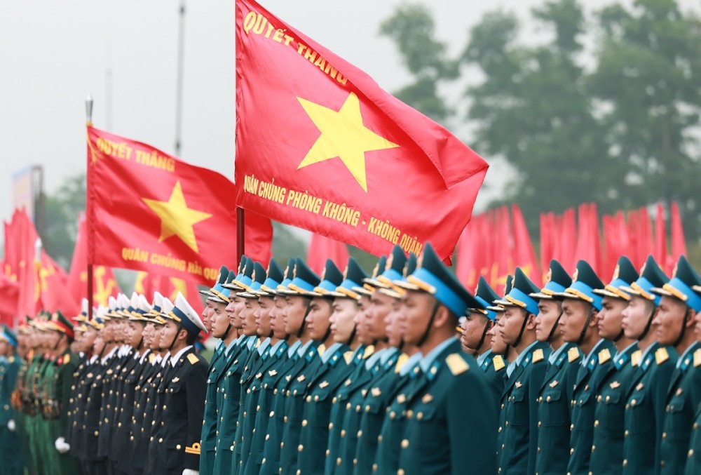 Information related to the salary scale of officers and non-commissioned officers of the army and police received much attention from readers. Photo: Hai Nguyen