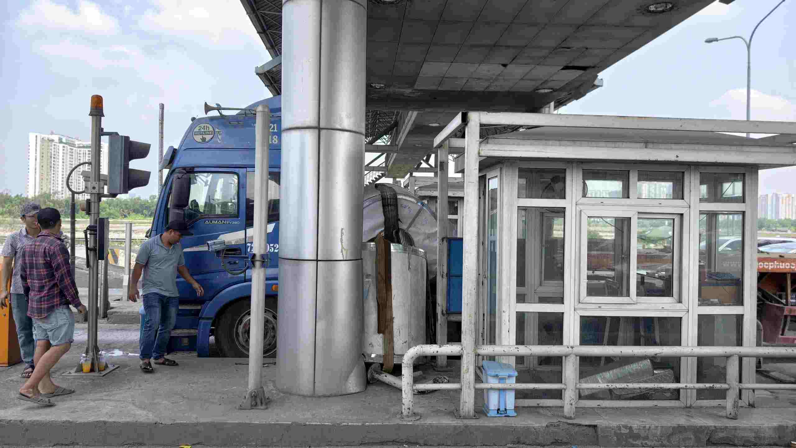 Hiện trường sự cố xe container chở thép cuộn rơi xuống đường khiến giao thông ùn tắc. Ảnh: Đông Hoàng