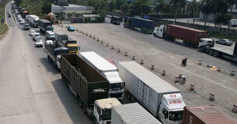 Ùn tắc giao thông trên đường Vành đai 2 do thép rơi từ xe container