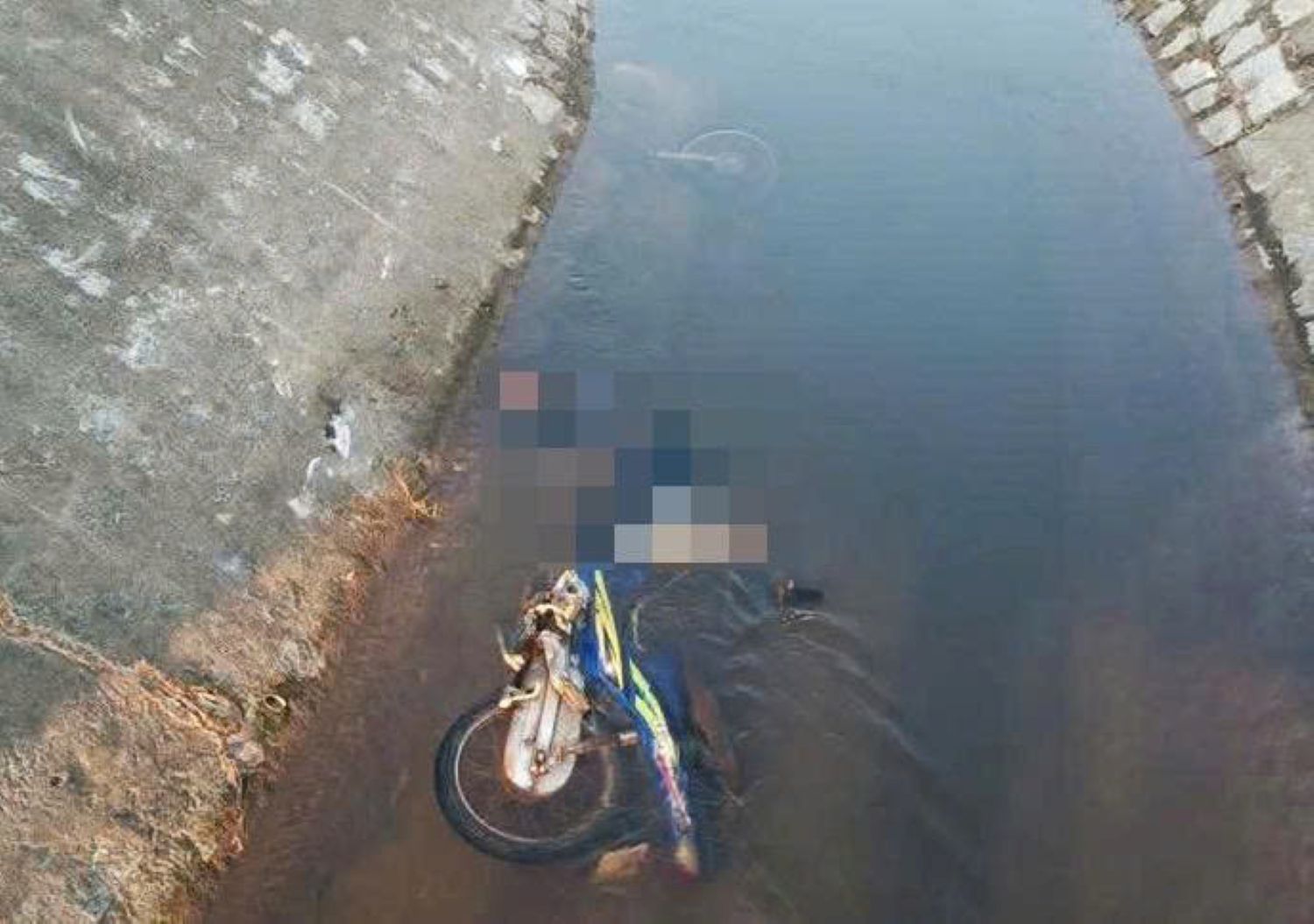 A man in Khanh Hoa suspected of a traffic accident falls into a ditch and dies. Photo: Phuong Linh