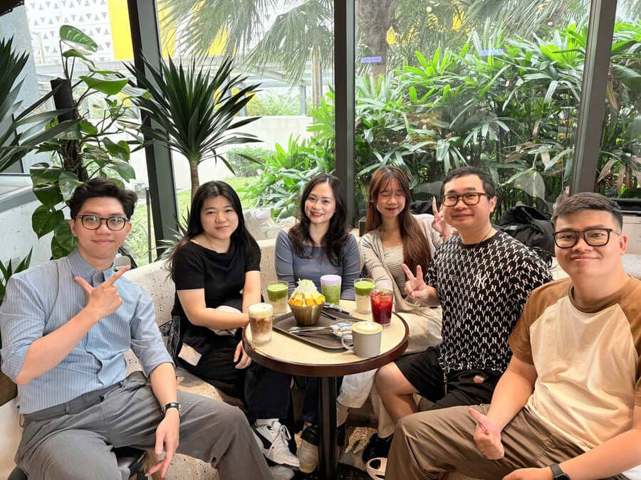 Meeting and interacting with friends will be one of the meaningful activities on weekends. Photo: Tuan Dat