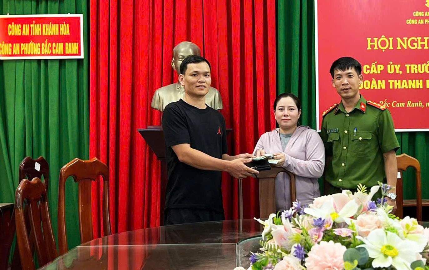 Representatives of Bac Cam Ranh Ward Police and Mr. Nguyen Van Trang return the money after picking it up to the person who dropped it. Photo: Khanh Hoa
