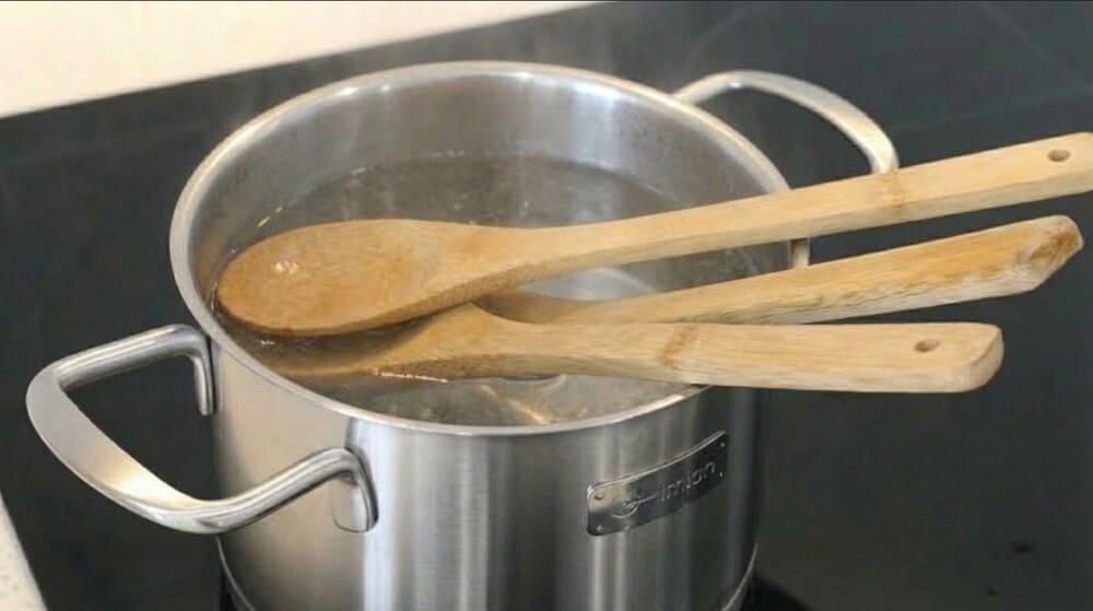 Basic mistakes when using boiling water to disinfect wooden spoons. Photo: Thu Phuong