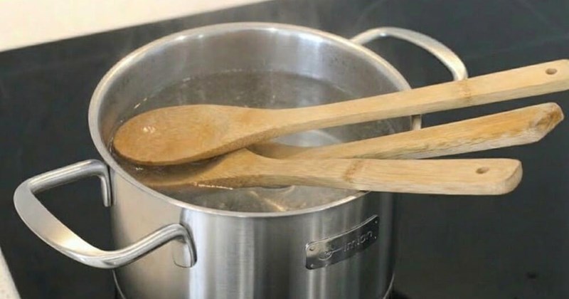 4 sai lầm cơ bản khi luộc muỗng gỗ để diệt khuẩn