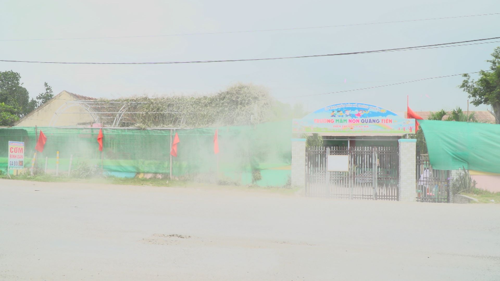 Xuyen A road is seriously degraded, "bending" with trucks, causing dust to cover residential areas. Photo: Thanh Trung