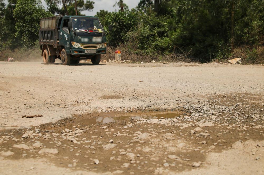 Đường xuống cấp nghiêm trọng, tiềm ẩn nguy cơ tai nạn. Ảnh: Thanh Trung