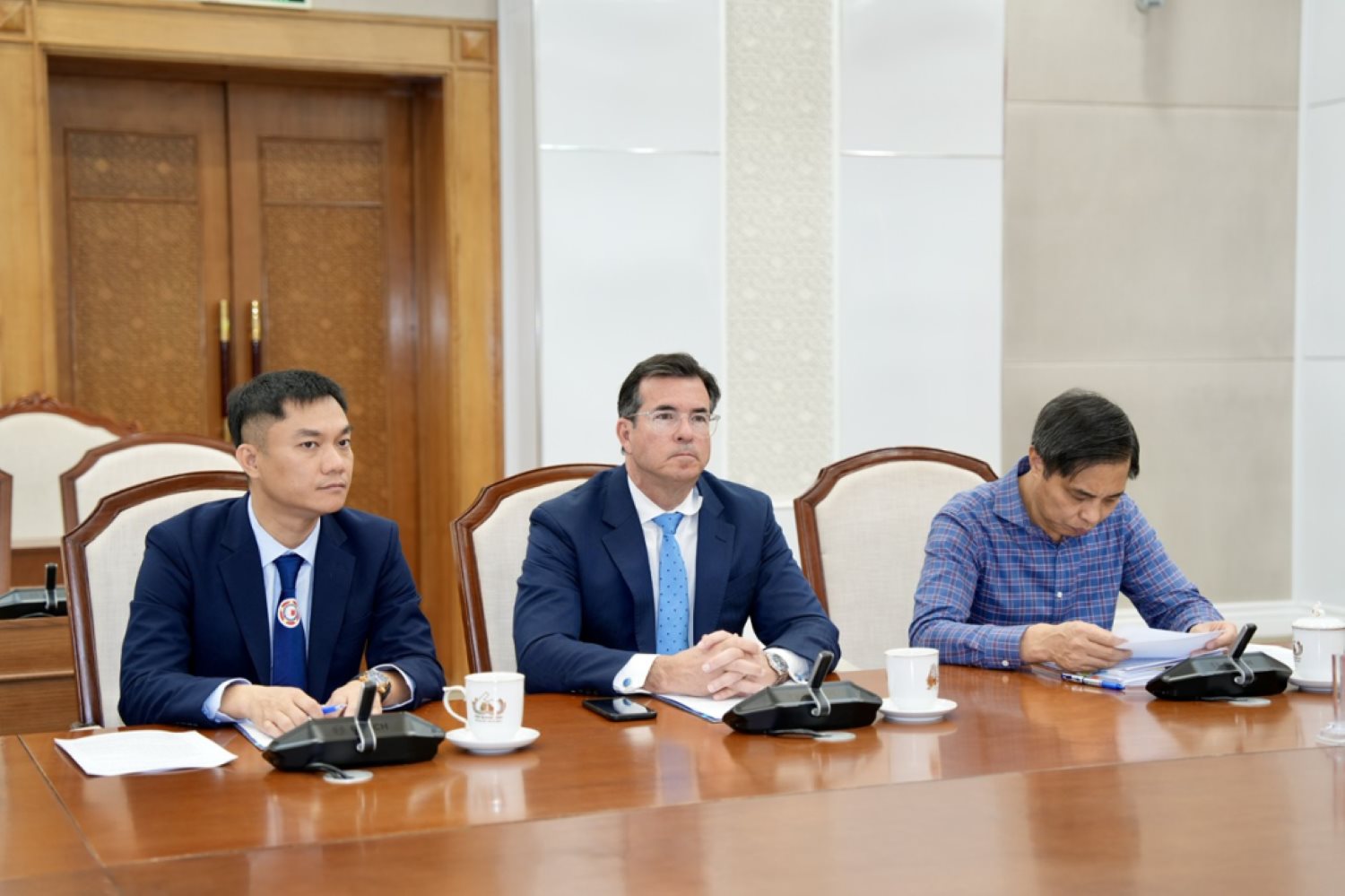 Mr. Eric R. Dawicki - Chairman, Director of the Northeast American Maritime Research Institute - proposed to study investment in the construction of Con Ong - Hon Net port, Cam Pha, Quang Ninh province. Photo: Do Phuong