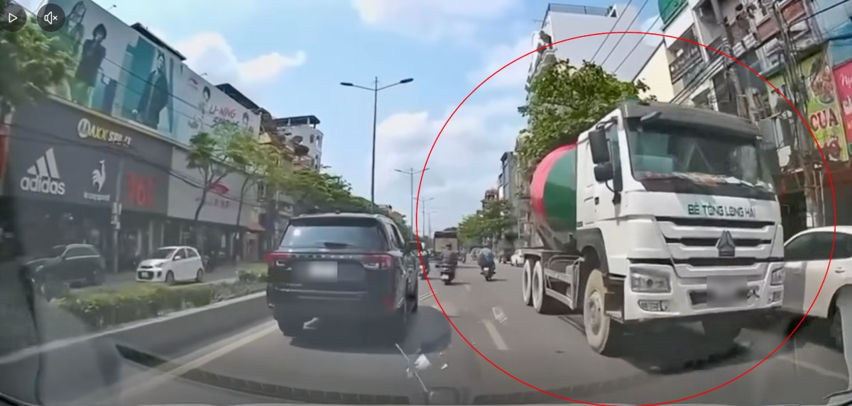 Driver driving in the opposite direction on National Highway 1A, Ninh Binh province. Photo: Cut from clip