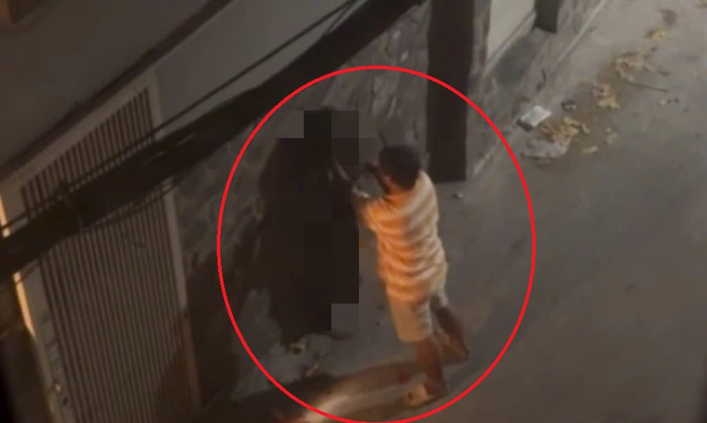 Image of a man suspected of molesting a girl in an alley. Police are currently investigating. Photo: Cut from clip