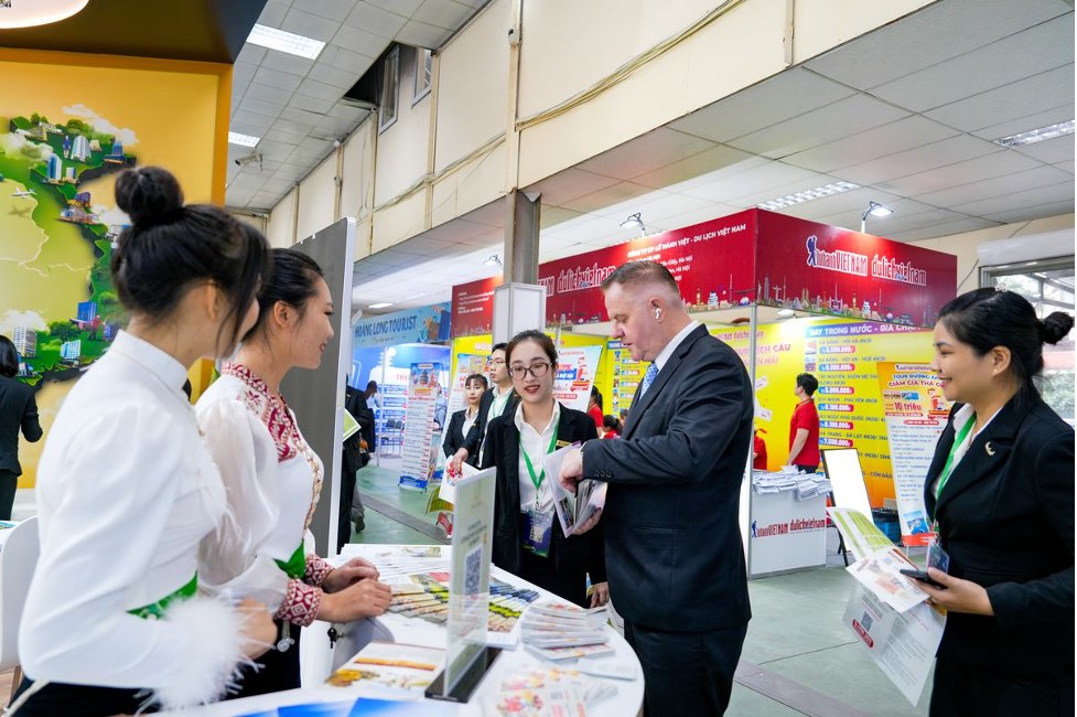 Khách hàng tham dự Gian hàng VITM. Ảnh: Mường Thanh