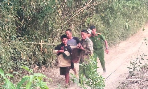 Commune police and people support and carry hammocks to take patients to the emergency room. Photo: Police
