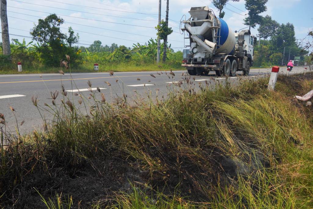 Người dân đốt đồng cạnh cầu 7000, nhiều lúc khói bao trùm hạn chế tầm nhìn của người tham gia giao thông. Ảnh: Tạ Quang