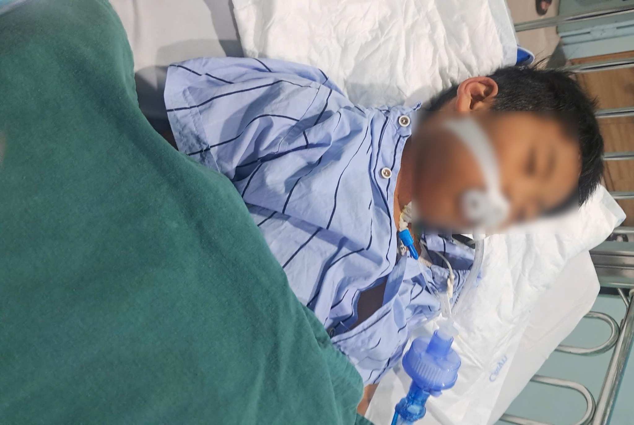 Mr. and Mrs. Phan Sy Ba are facing the risk of losing their first son because they do not have money to treat their son. Photo: Dieu Anh