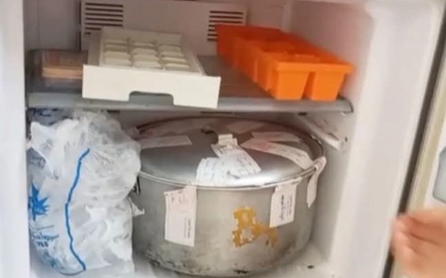 Người dân không đồng tình việc lấy mẫu kiểm dịch khi các tem niêm phong bị bong tróc. Ảnh: Minh Huấn