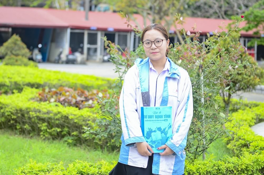 Female students in Thanh Hoa inspire when receiving scholarships worth nearly 450,000 USD