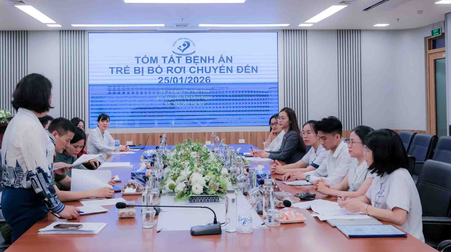 Doctors announce the health status of the abandoned newborn baby after treatment at Hanoi Children's Hospital. Photo: BVCC