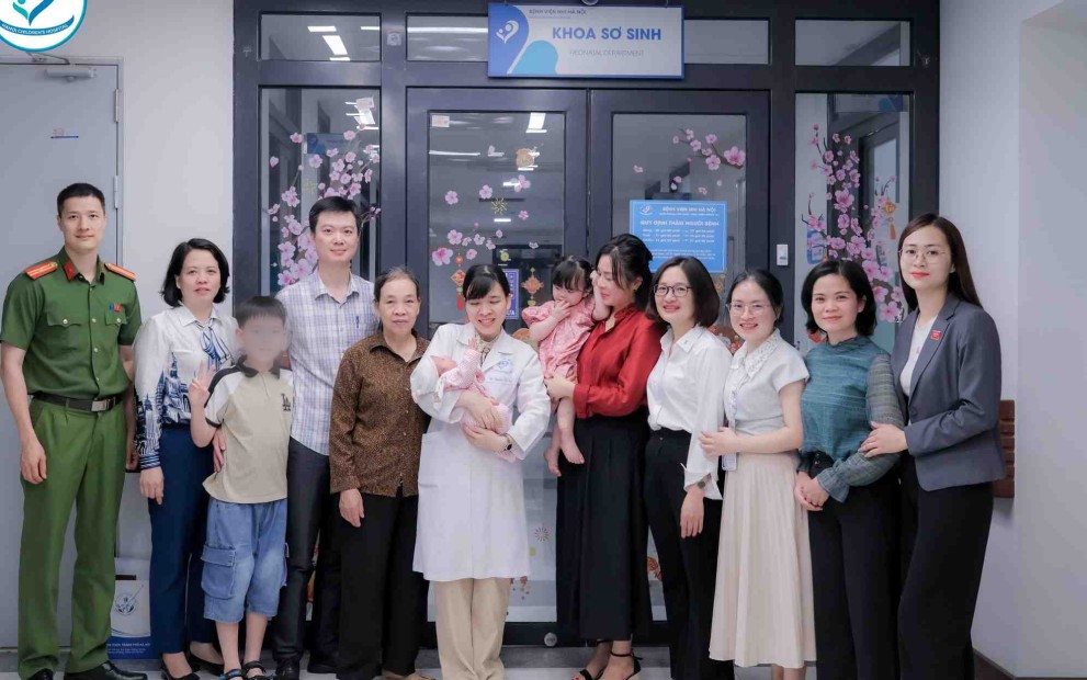 Lễ tạm trao bé sơ sinh bỏ bỏ rơi cho gia đình nhận nuôi được tổ chức trong không khí xúc động và ấm áp. Ảnh: BVCC