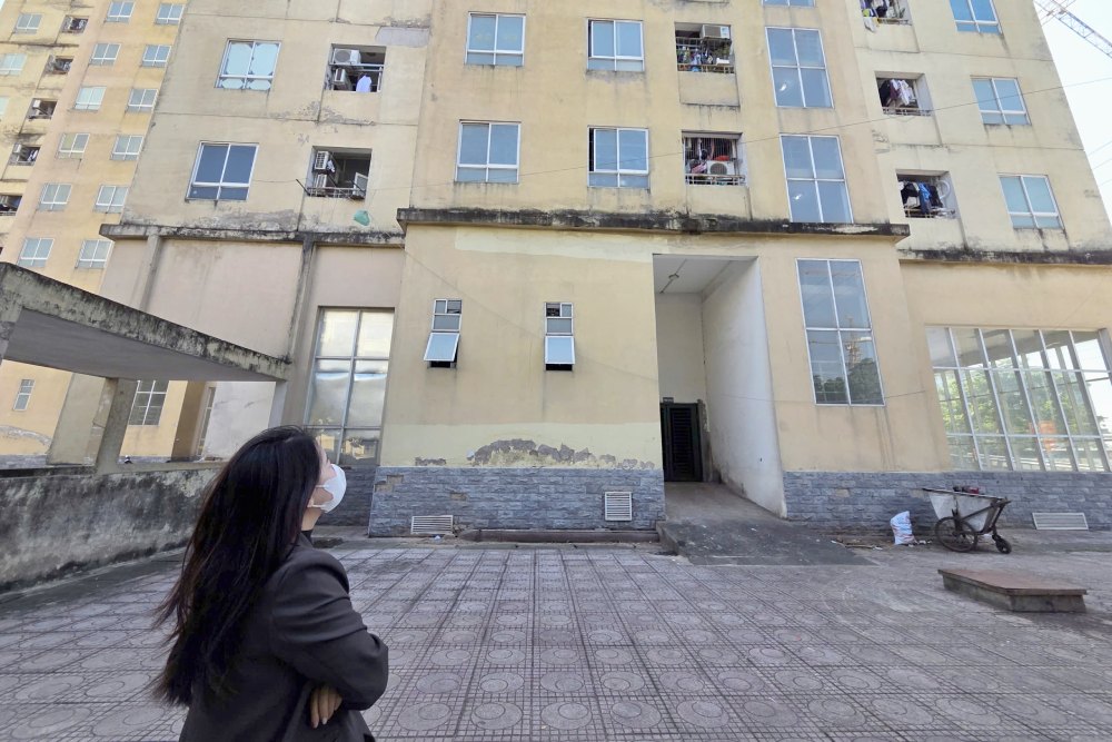 Conditions for a wife to buy a social housing when her husband already owns the house