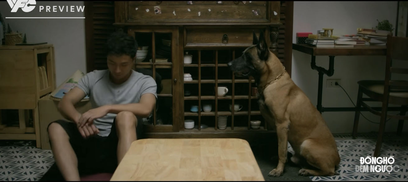 Thành tỏ ra ghen khi Chi đi chơi với người khác. Ảnh: VFC. 