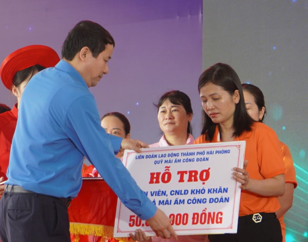 Chairman of Hai Phong City Labor Federation presents support funds to union members at Workers' Month 2025. Photo: Mai Dung