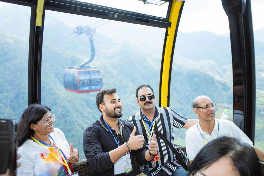 Du khách Ấn Độ hòa mình trải nghiệm bản sắc văn hóa ở Lào Cai. Ảnh: Hà Trung