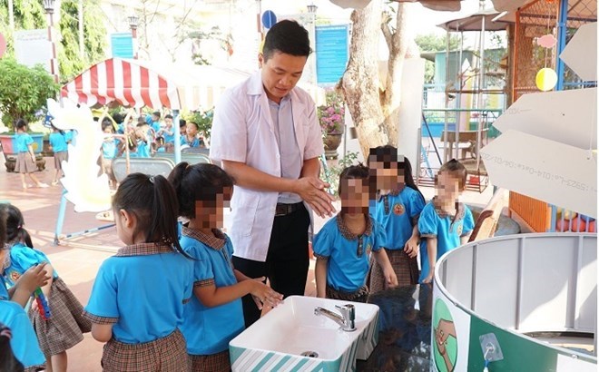 Dak Lak provincial health forces guide children on how to prevent infectious diseases. Photo: Bao Trung