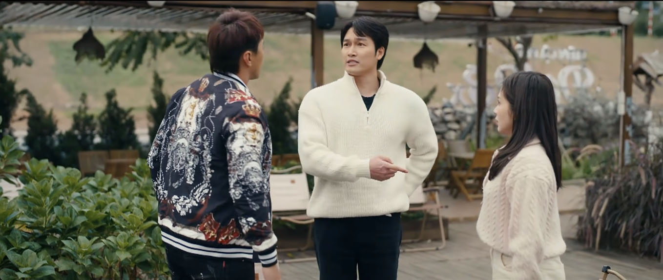 Mai được Trung giải vây trong “Ngược đường ngược nắng” tập 2. Ảnh: VFC.