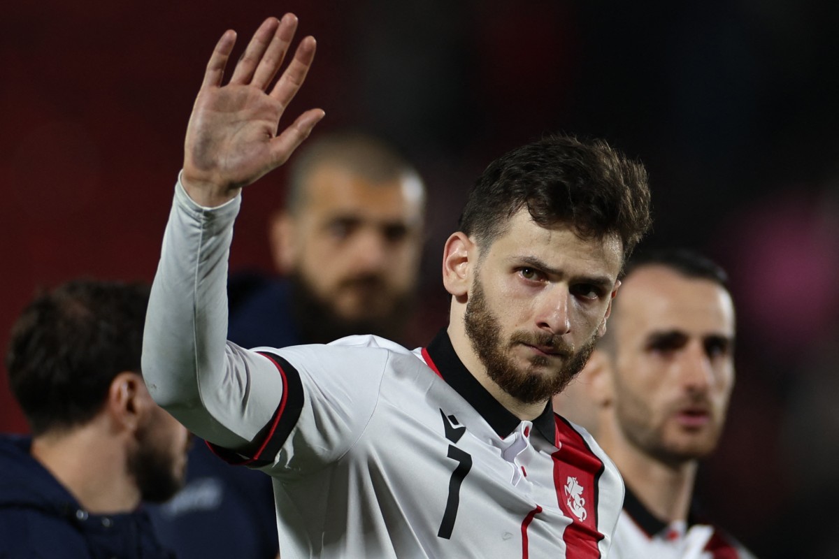 Georgia gây ấn tượng tại EURO 2024 nhưng không thể giành vé dự World Cup 2026 sau khi chỉ xếp thứ ba ở vòng loại. Dù Khvicha Kvaratskhelia thi đấu nổi bật, đội bóng này lại thi đấu sa sút và thiếu nhân tố đủ tầm, buộc huấn luyện viên Willy Sagnol phải tính lại hướng đi. Ảnh: AFP