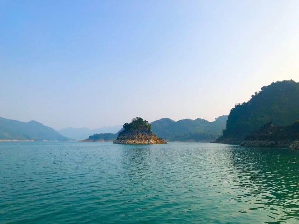 Non nước hữu tình trên lòng hồ Hoà Bình. Ảnh: Hải Đăng 