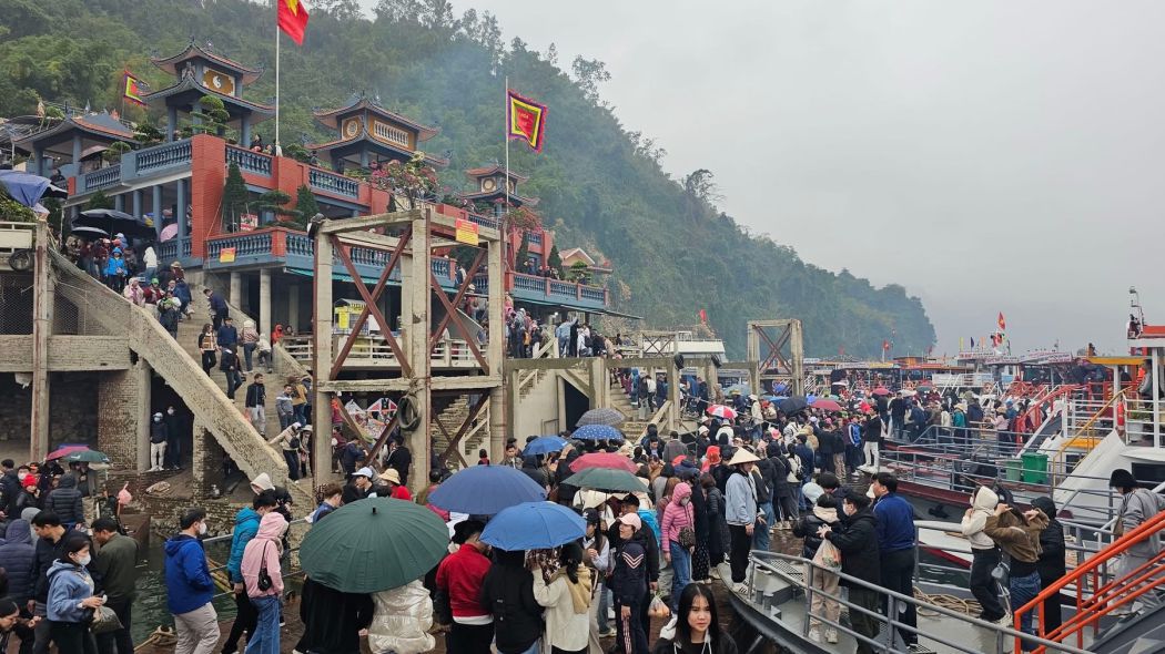 Not only is it a New Year's pilgrimage, for many people, coming to Chua Thac Bo Temple also brings a special trip. Photo: Hai Dang