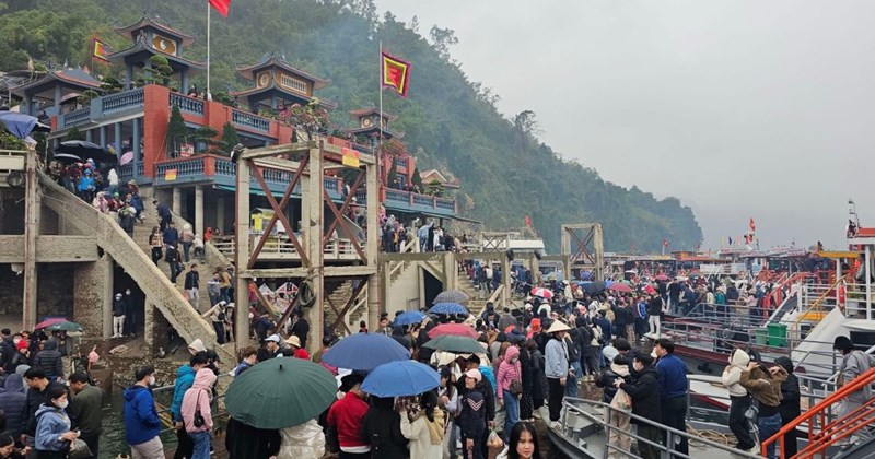Hàng nghìn người trẩy hội đền Thác Bờ