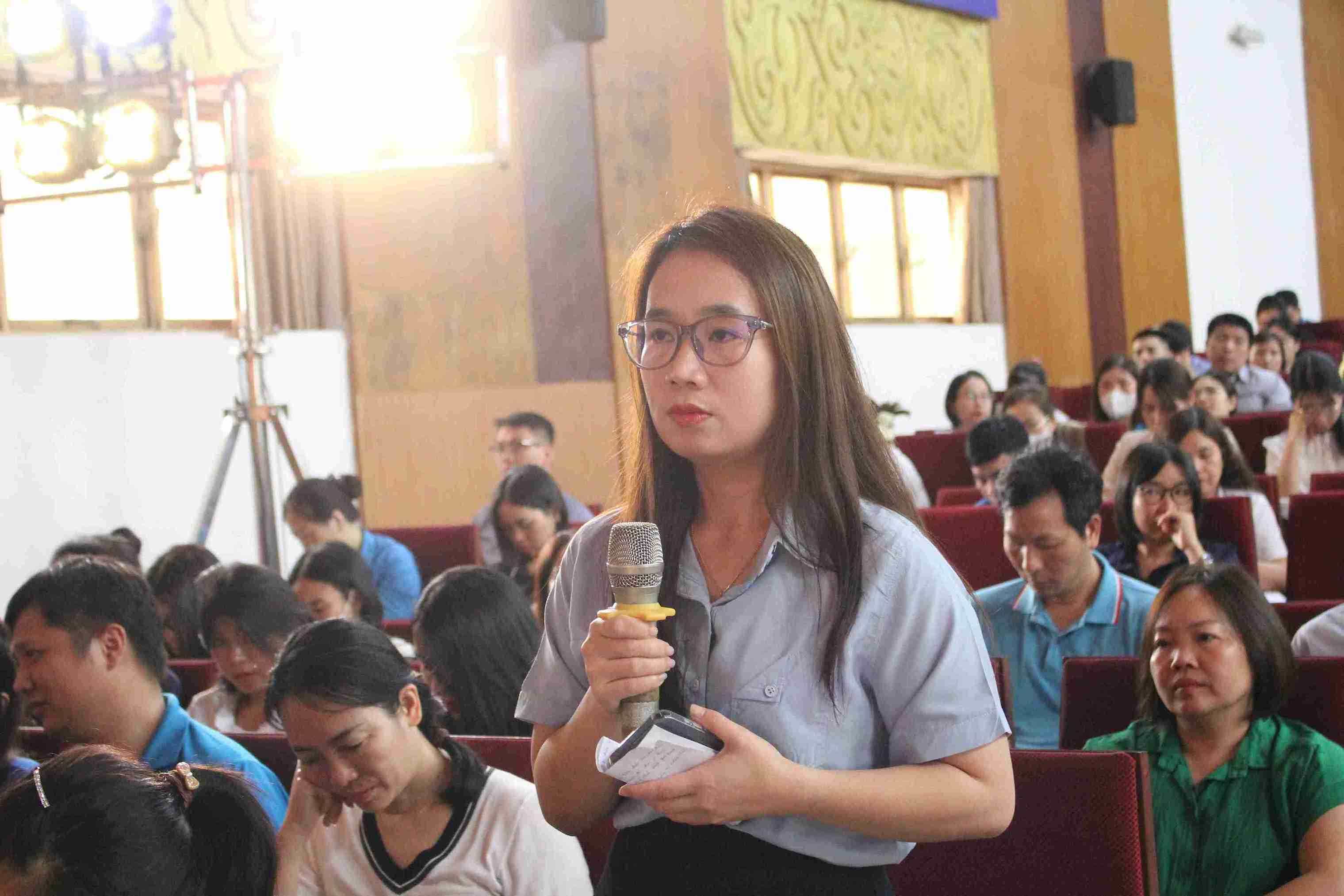 Chủ tịch Công đoàn cơ sở phía Tây Hải Phòng chia sẻ tại hội nghị. Ảnh: Mai Hương