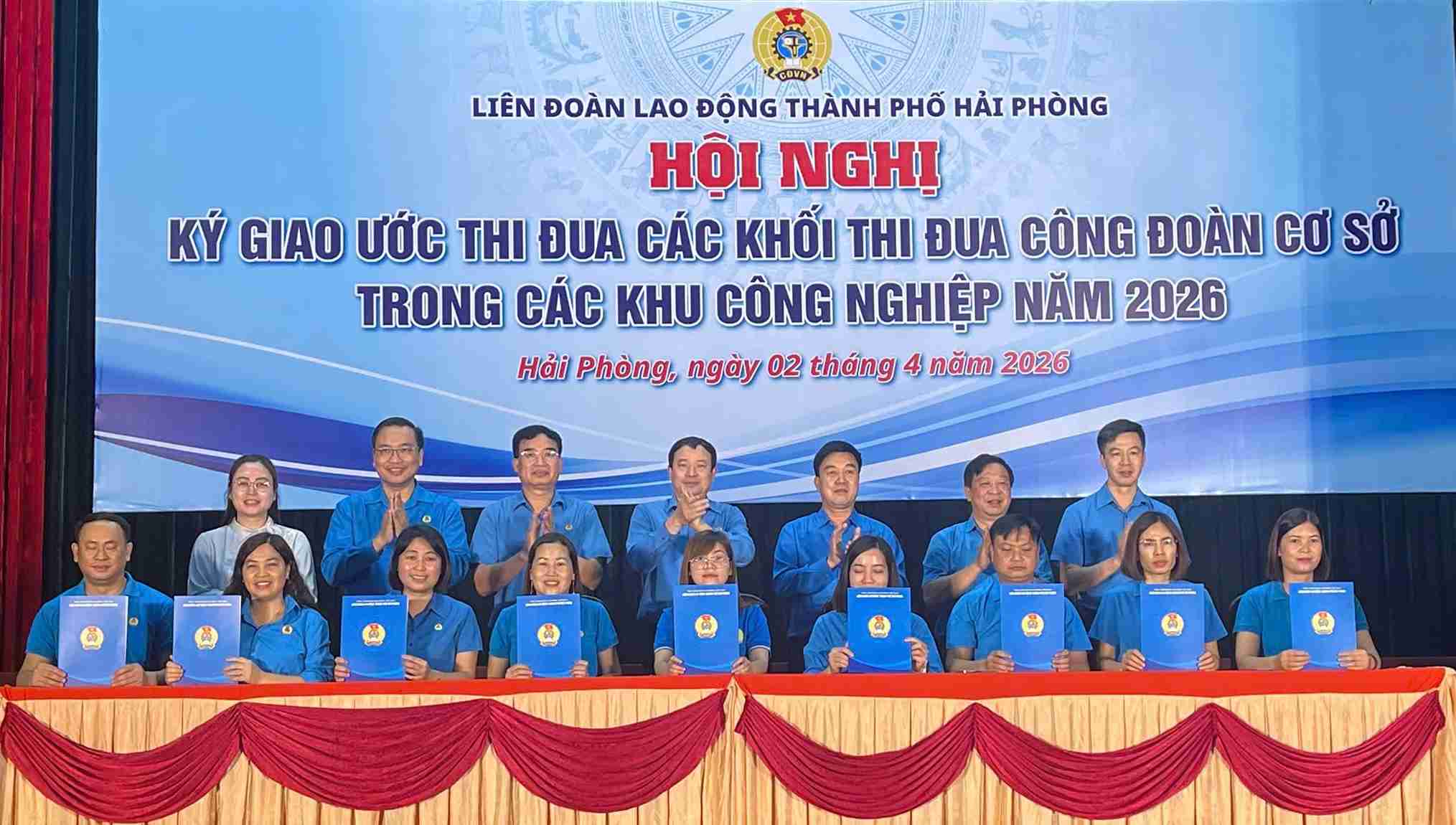 Grassroots Trade Unions in West Hai Phong sign emulation agreements for 2026. Photo: Mai Huong