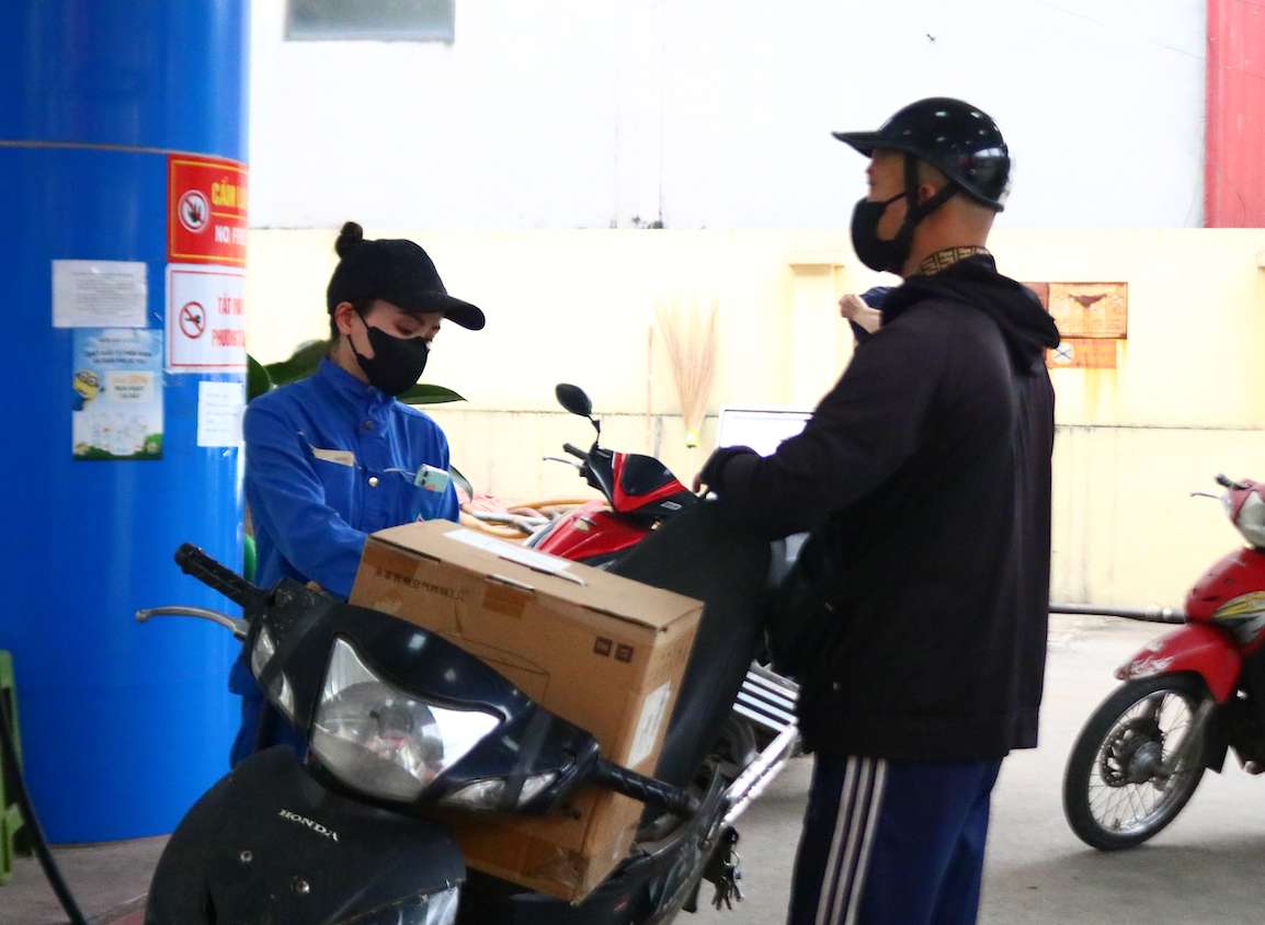 La gasolinera consume más de 3.000 litros de gasolina E10 en el primer día de venta