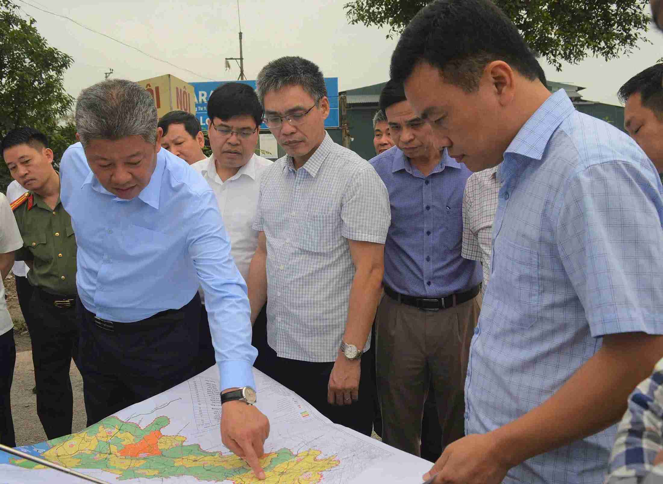 Deputy Secretary of the Provincial Party Committee Nguyen Manh Quyen inspects the field in Hung Ha commune. Photo: Hung Ha Commune e-Portal