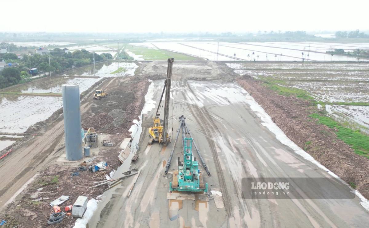 Thi công tuyến đường từ phường Thái Bình kết nối với phường Phố Hiến. Ảnh: Lương Hà