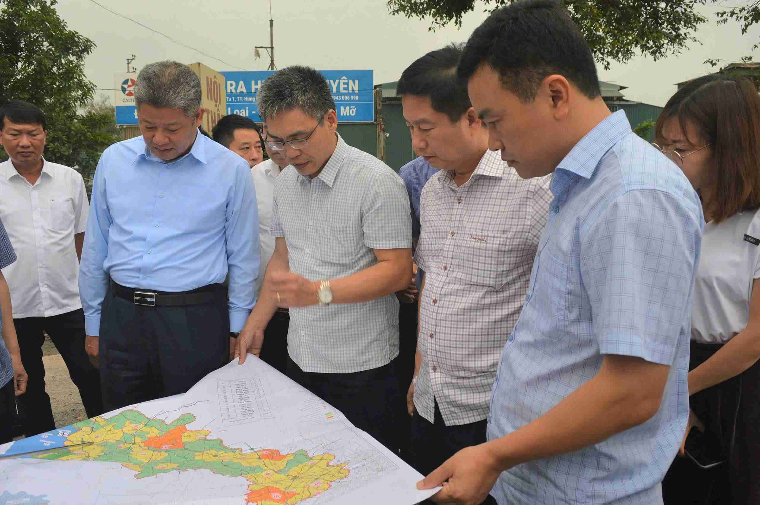 Lãnh đạo tỉnh Hưng Yên trao đổi với đơn vị thi công về tiến độ dự án. Ảnh: Cổng TTĐT xã Hưng Hà