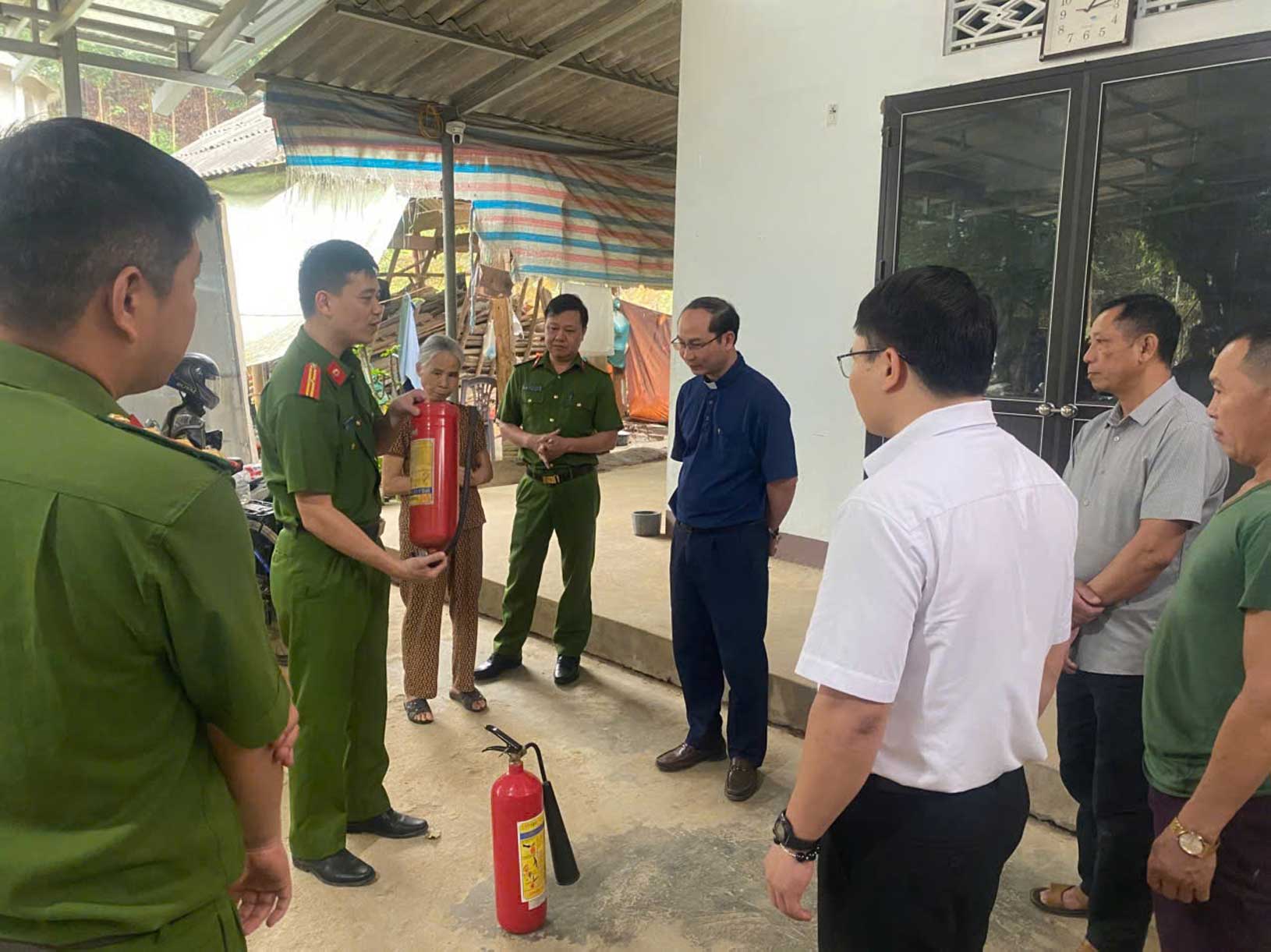 Công an xã tuyên truyền, hướng dẫn người dân sử dụng bình chữa cháy, nâng cao ý thức phòng cháy, chữa cháy tại cơ sở. 