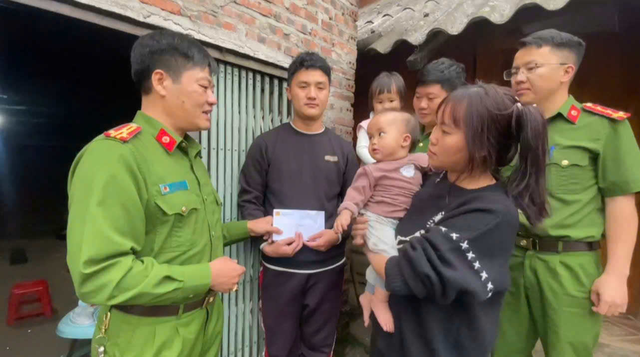 Lực lượng Công an xã chung tay hỗ trợ gia đình đồng chí trong lực lượng an ninh cơ sở gặp hoàn cảnh khó khăn. Ảnh: Công an tỉnh Lào Cai