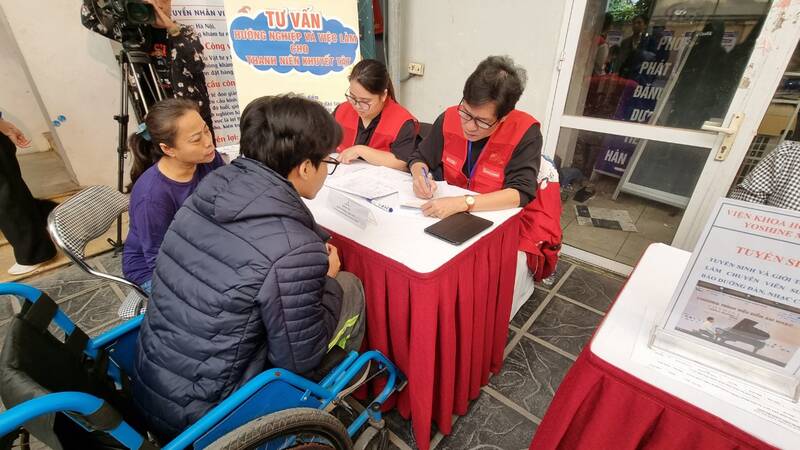 Mức xử phạt vi phạm quy định về hành vi bị nghiêm cấm đối với người khuyết tật được bạn đọc quan tâm. Trong ảnh là người khuyết tật đang tìm hiểu thông tin việc làm. Ảnh: TTXVN