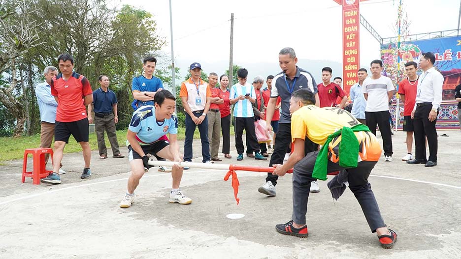 친잔 사원 축제에서 막대기 밀기 경연이 활기차고 활발하게 진행되어 많은 시민과 관광객들의 응원을 받았습니다. 사진: 마이 응언