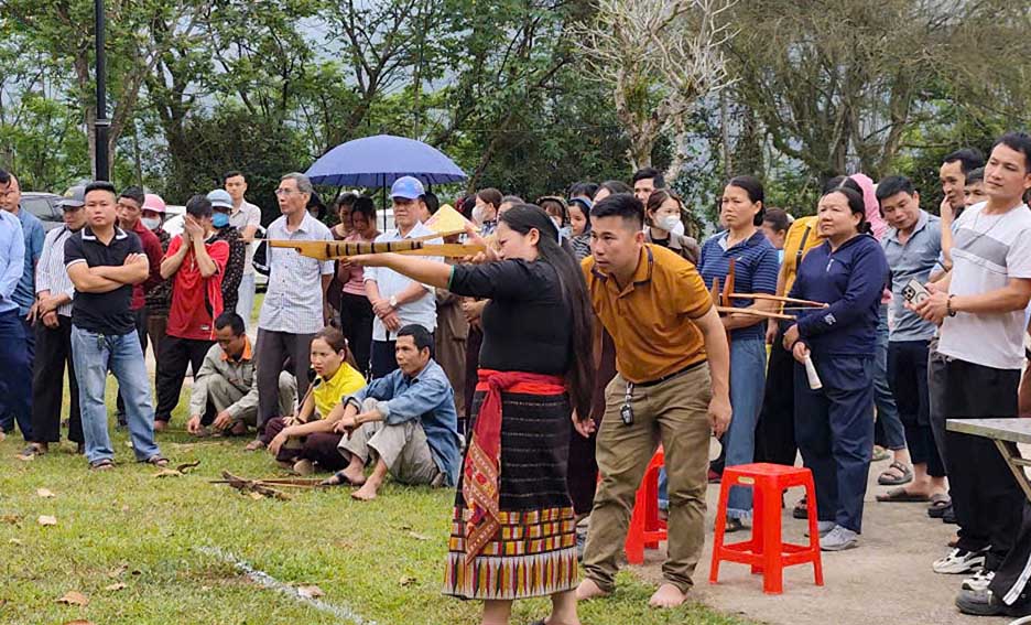 Phần thi bắn nỏ trong Lễ hội Đền Chín Gian, nơi các nghệ nhân đồng bào Thái thể hiện sự chính xác và khéo léo. Ảnh: Mai Ngân