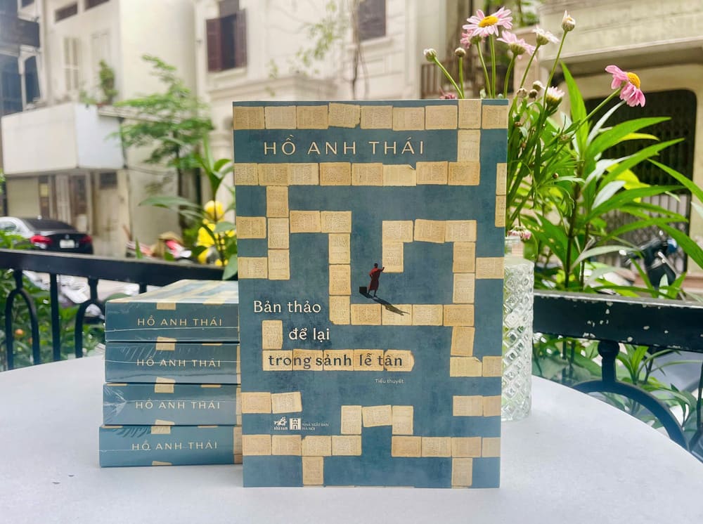 The manuscript left in the reception hall" is introduced to readers by Hanoi Publishing House in collaboration with Nha Nam. Photo: Publishing House