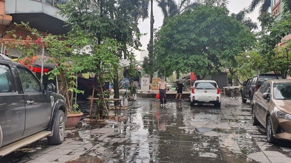 Sau tiếng động lớn, phát hiện nam thanh niên tử vong dưới sân chung cư