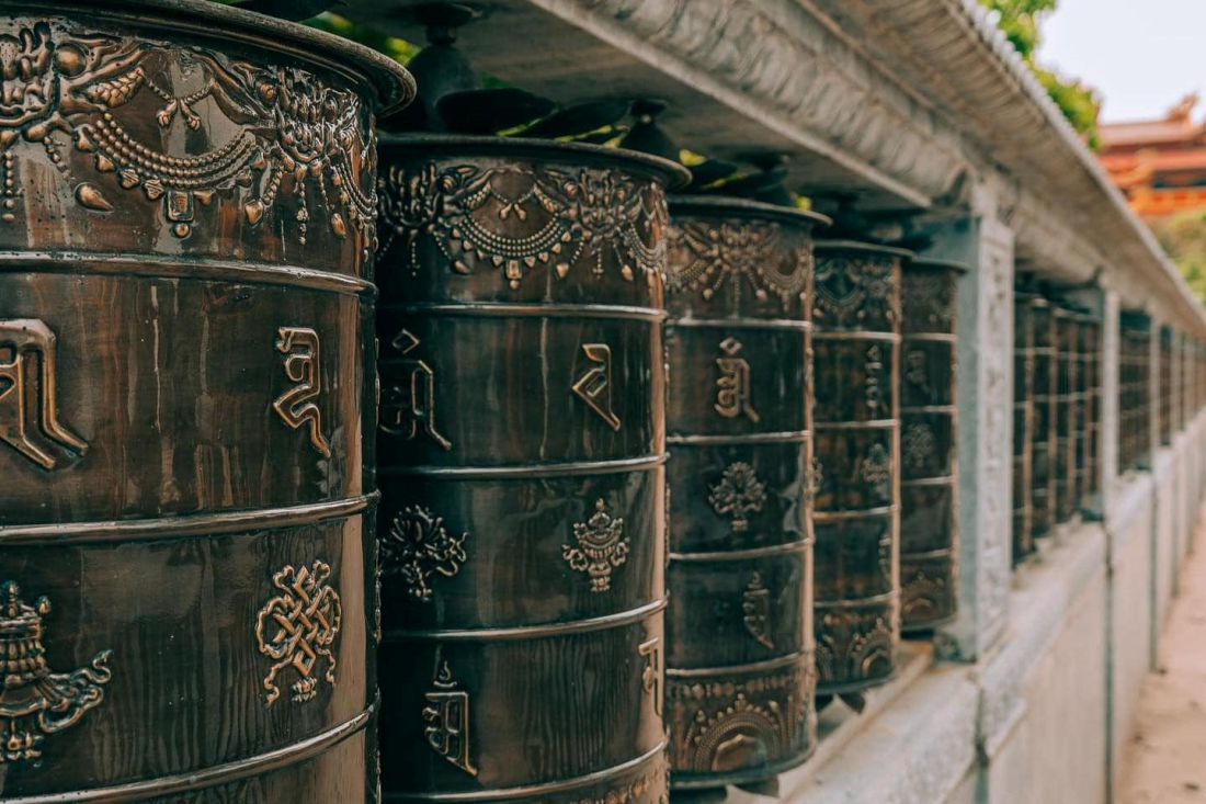 Kinh luân trong sân chùa Thắng Nghiêm. Ảnh: Nhân Sơn