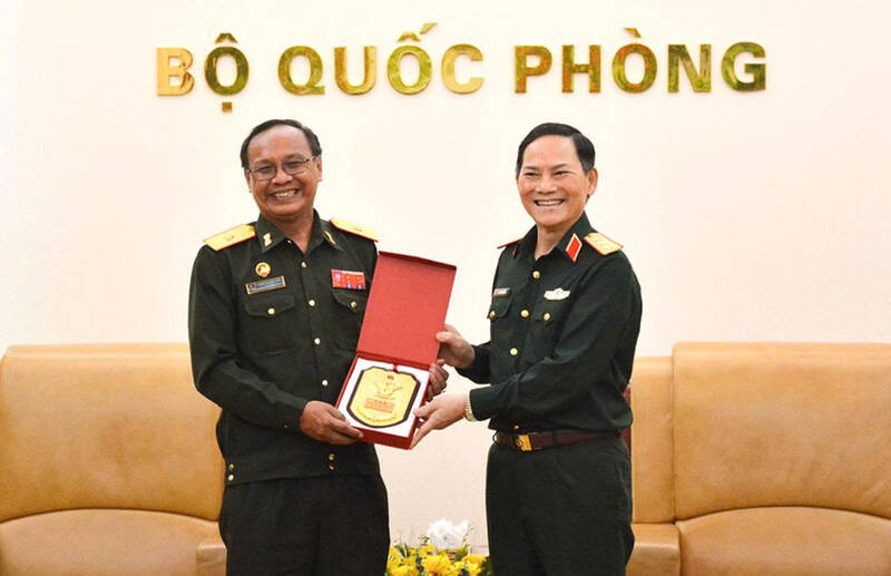 Vietnam - Laos defense cooperation continues to develop substantively and effectively in the past time. In the photo, Senior Lieutenant General Pham Truong Son - Deputy Chief of the General Staff of the Vietnam People's Army presents souvenirs to Major General Thongsamay Soukpasot - Director of the Operations Department, General Staff of the Lao People's Army. Photo: Ministry of National Defense
