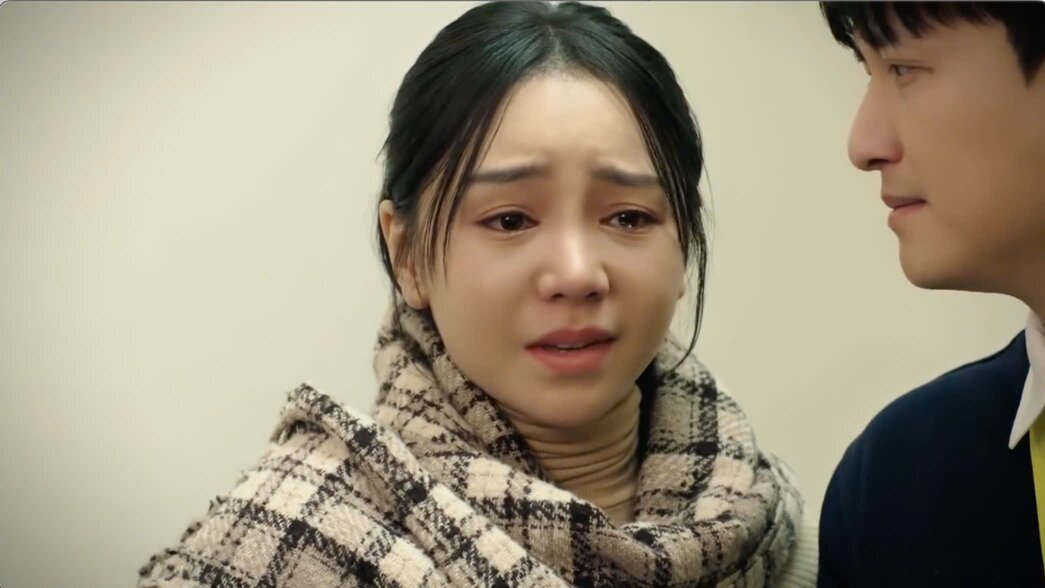 Thương đứng bất lực khóc khi bà Dung (mẹ Quân) quỳ gối van xin cô trả lại con cho mình. Ảnh: VFC 